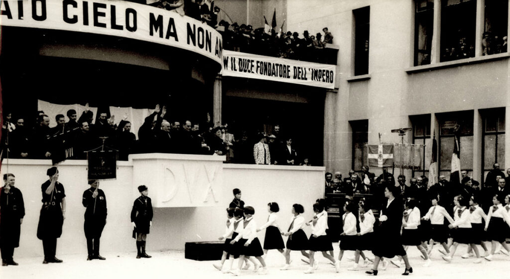 Cérémonie de célébration de l’Empire dans la cour de la Casa d’Italia, 22 mai 1928. (Archivio storico diplomatico- Ministero degli Affari Esteri, Roma)