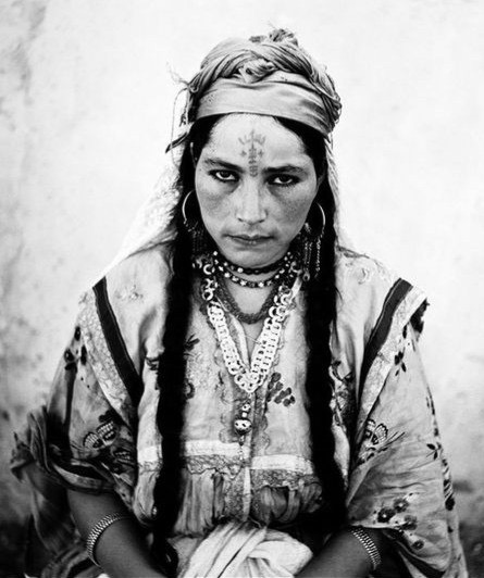 Photographie d’une femme amazigh durant la période coloniale Marc Garanger