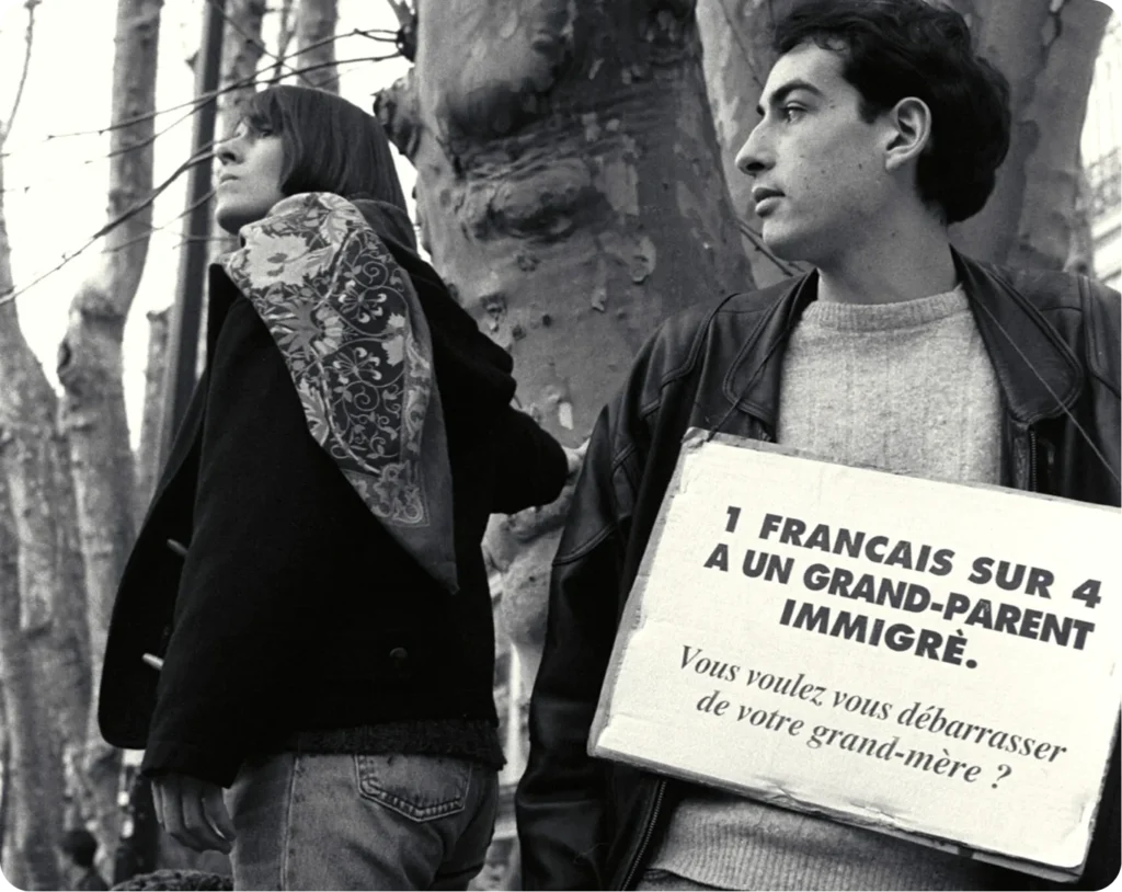 1 français sur 4 a un grand parent immigré - Jacques Windenberger - AD13_72Fi33_100_0001 25/01/1997 - Manifestation devant la Préfecture des BDR contre la loi Debré